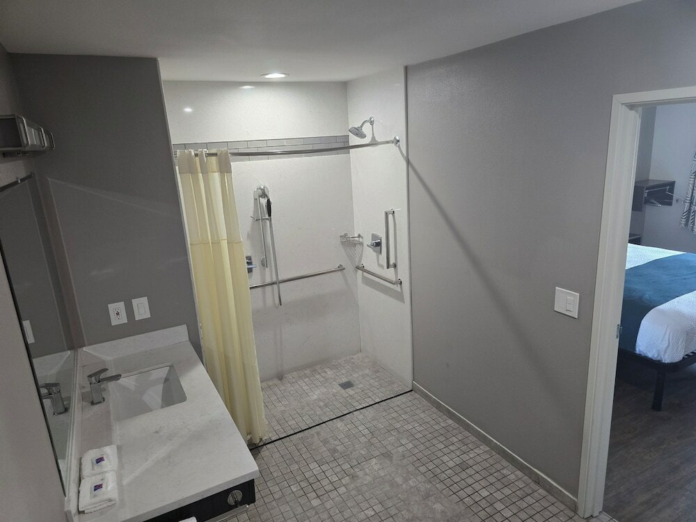 Фото Americas Best Value Inn Los Angeles at S Alvarado St