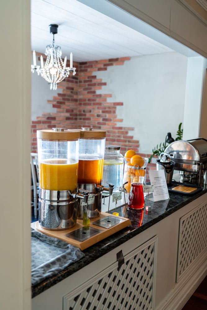 Фото Park Hotel Linköpings Fawlty Towers