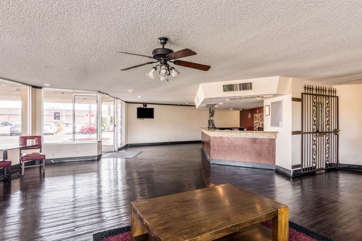 Фото Rodeway Inn & Suites