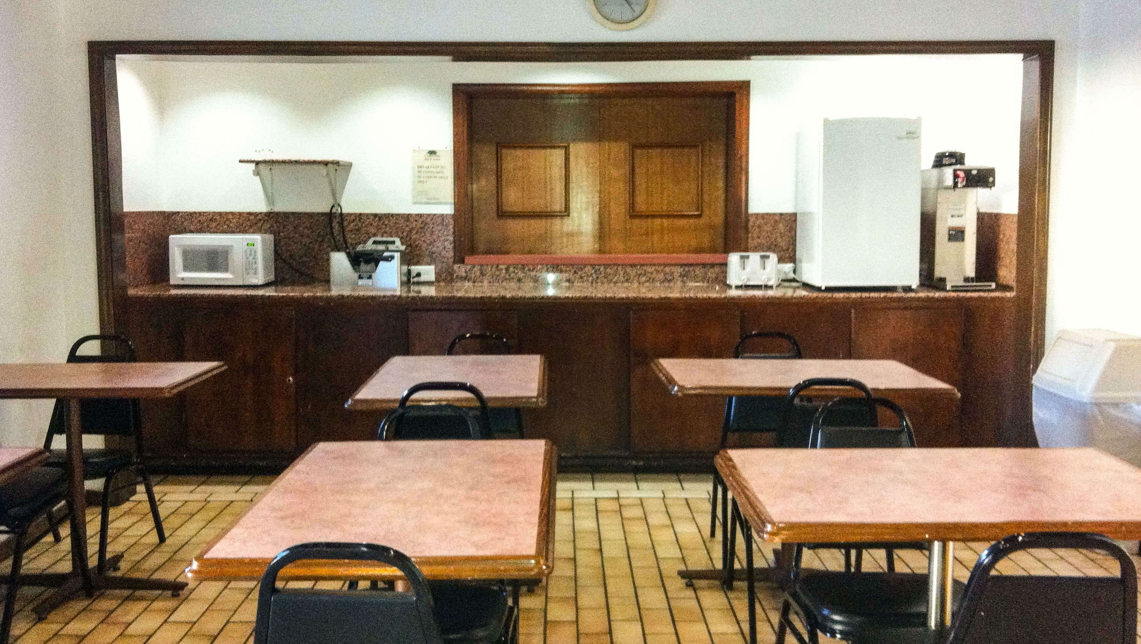 Фото Oaktree Inn and Suites