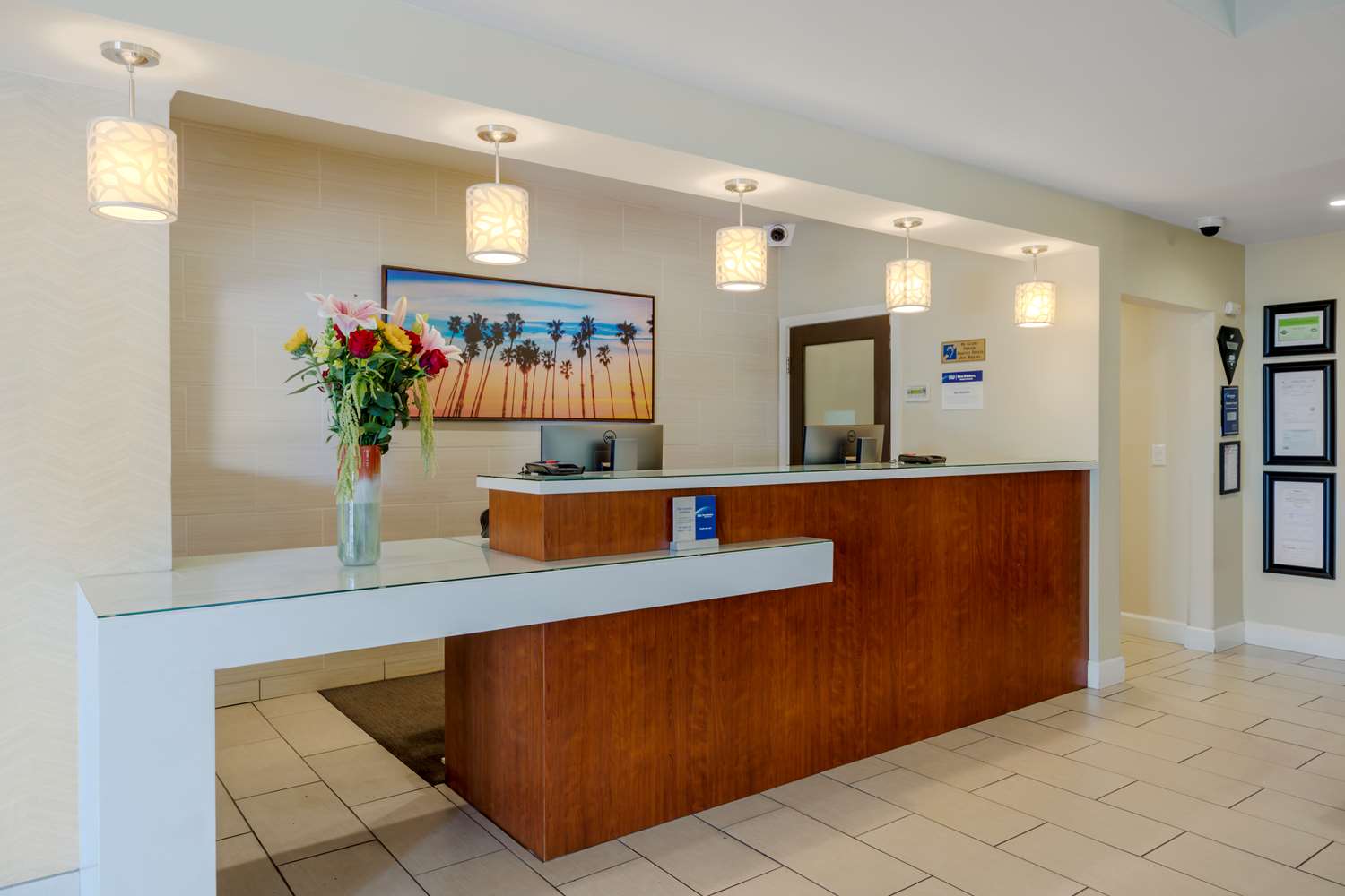Фото Best Western Plus South Coast Inn