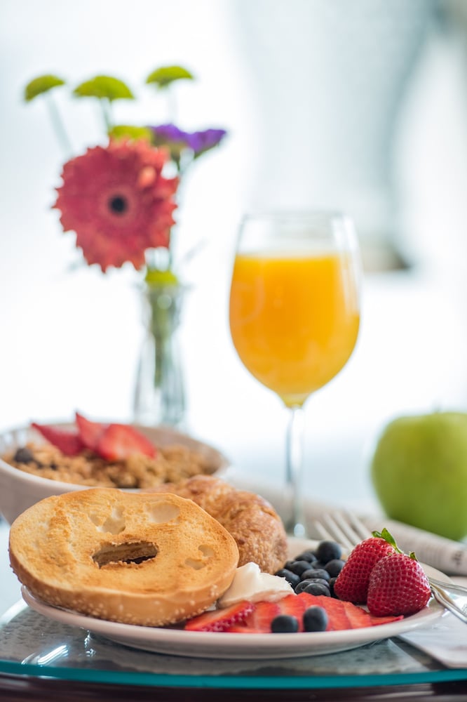 Фото The Monterey Hotel