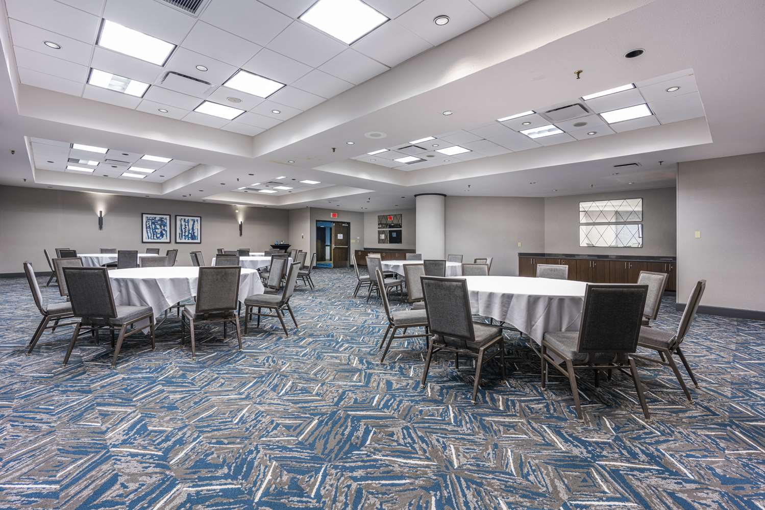 Фото Embassy Suites Indianapolis Downtown