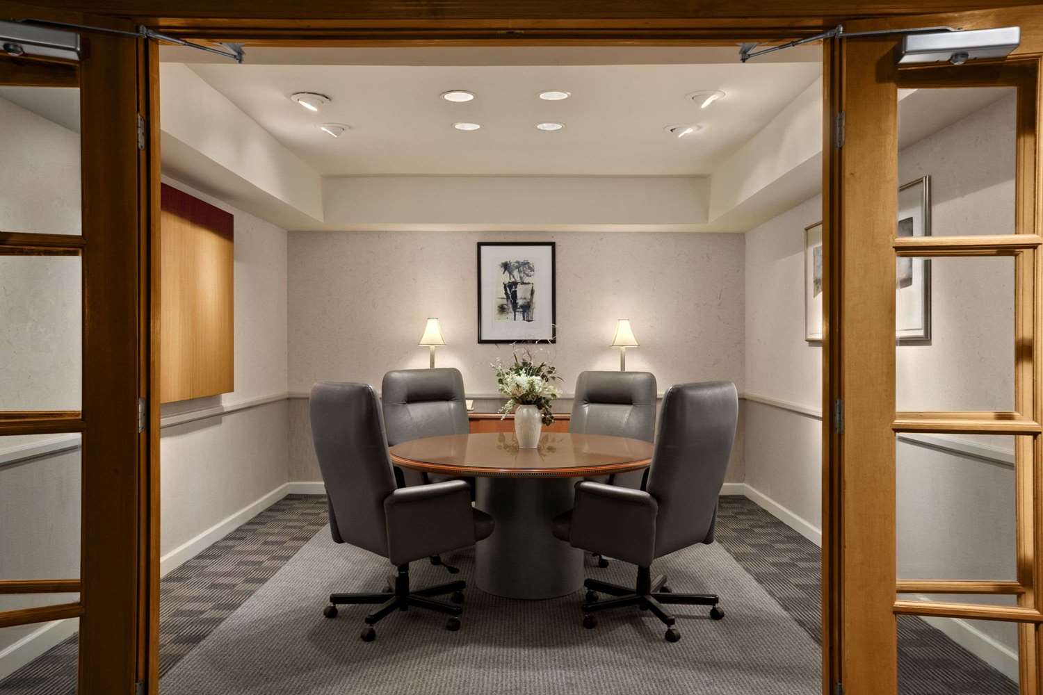 Фото Hawthorn Suites by Wyndham Overland Park