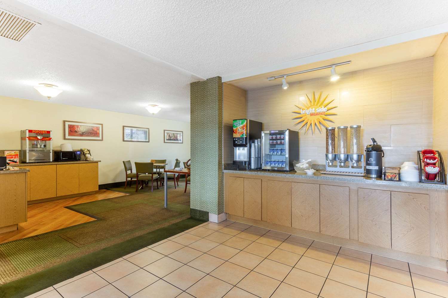 Фото La Quinta Inn & Suites by Wyndham Redding