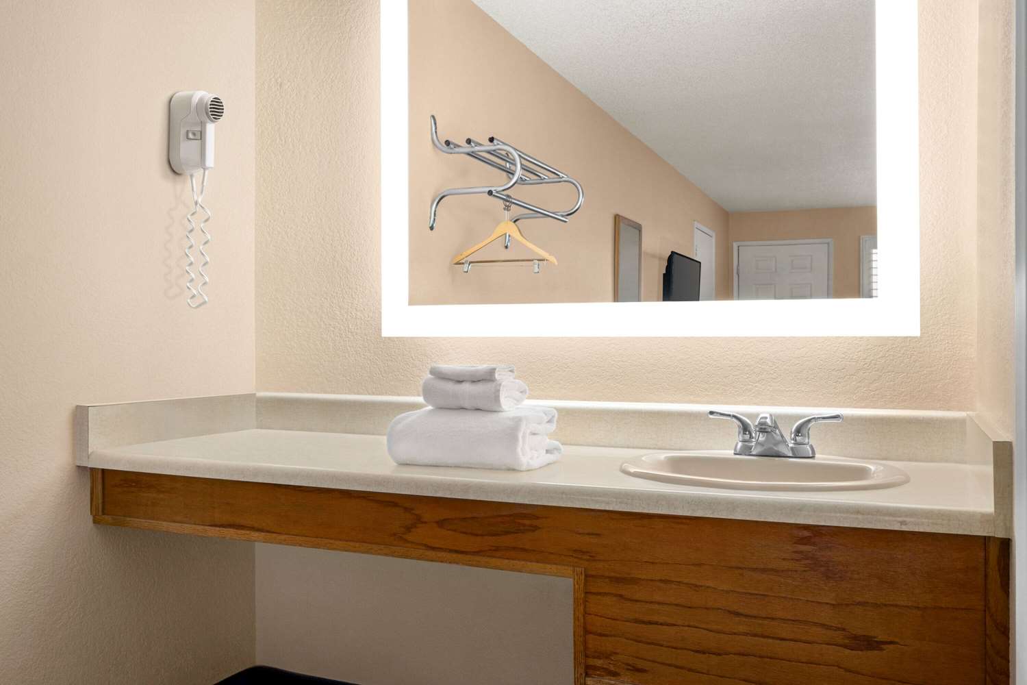 Фото Super 8 by Wyndham Lindsay Olive Tree