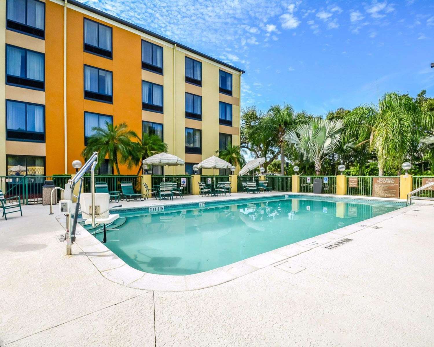 Фото Comfort Suites Tampa - Brandon