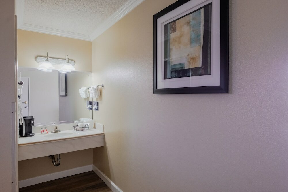 Фото Travelodge by Wyndham Monterey Bay