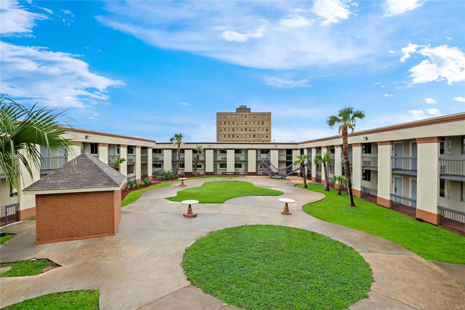 Фото Travelodge by Wyndham New Orleans West Harvey Hotel