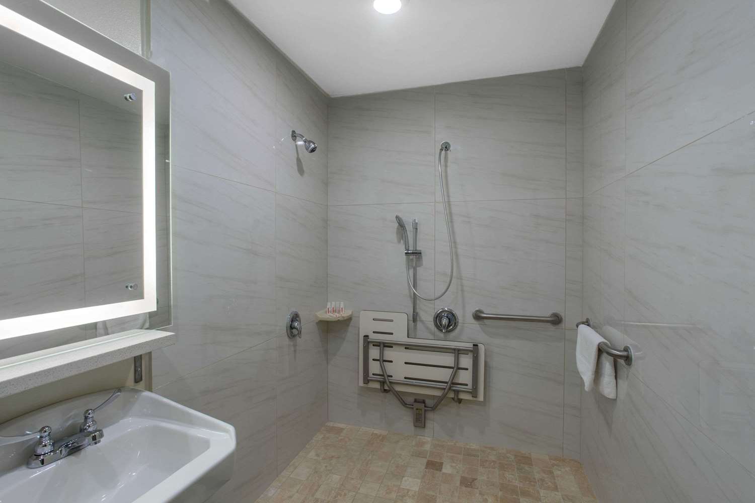 Фото Ramada by Wyndham Culver City