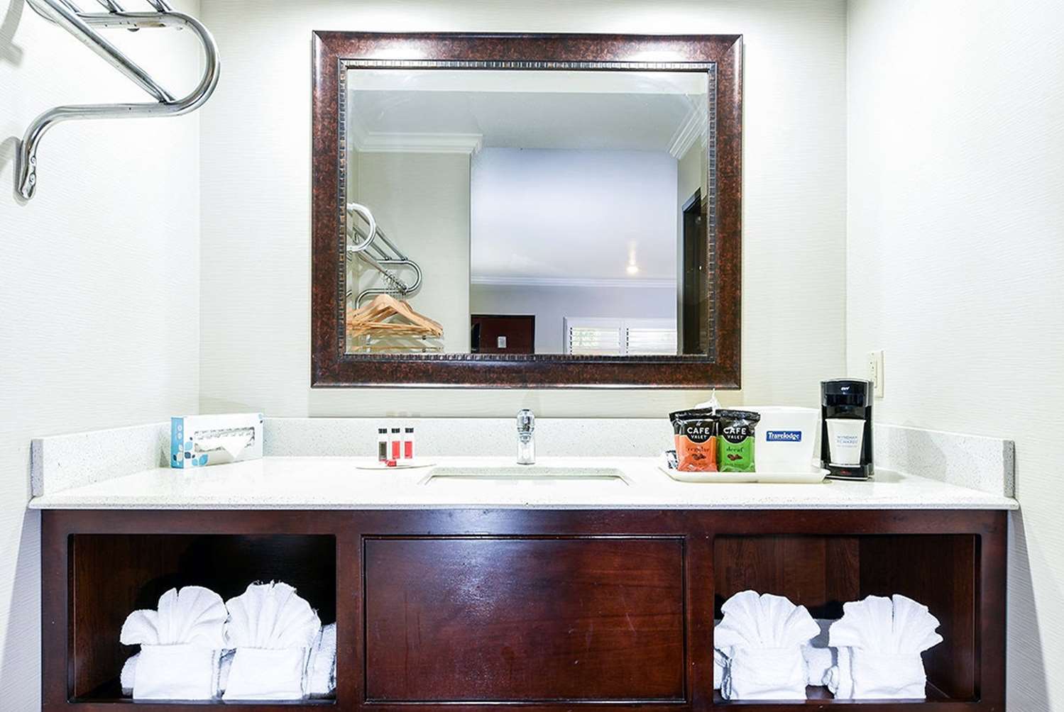 Фото Travelodge by Wyndham Commerce Los Angeles Area