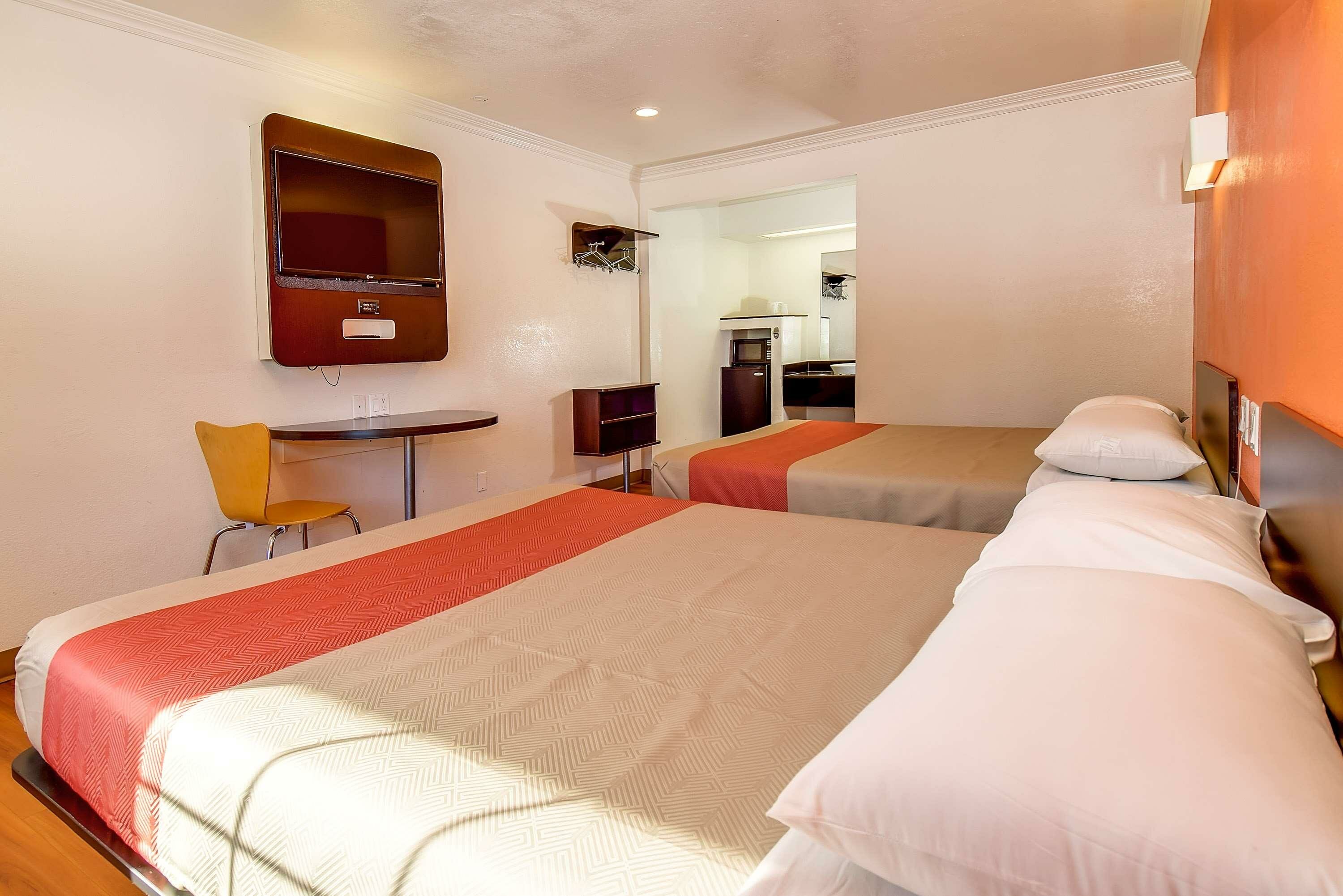 Фото Motel 6 Garden Grove