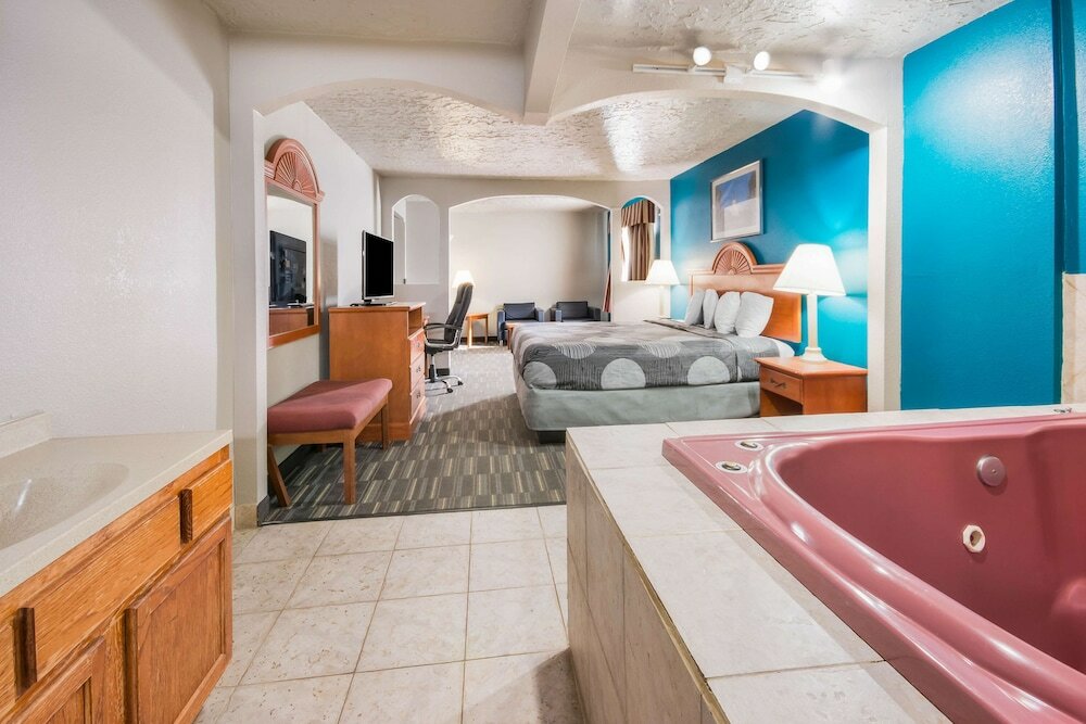 Фото Econo Lodge Inn & Suites