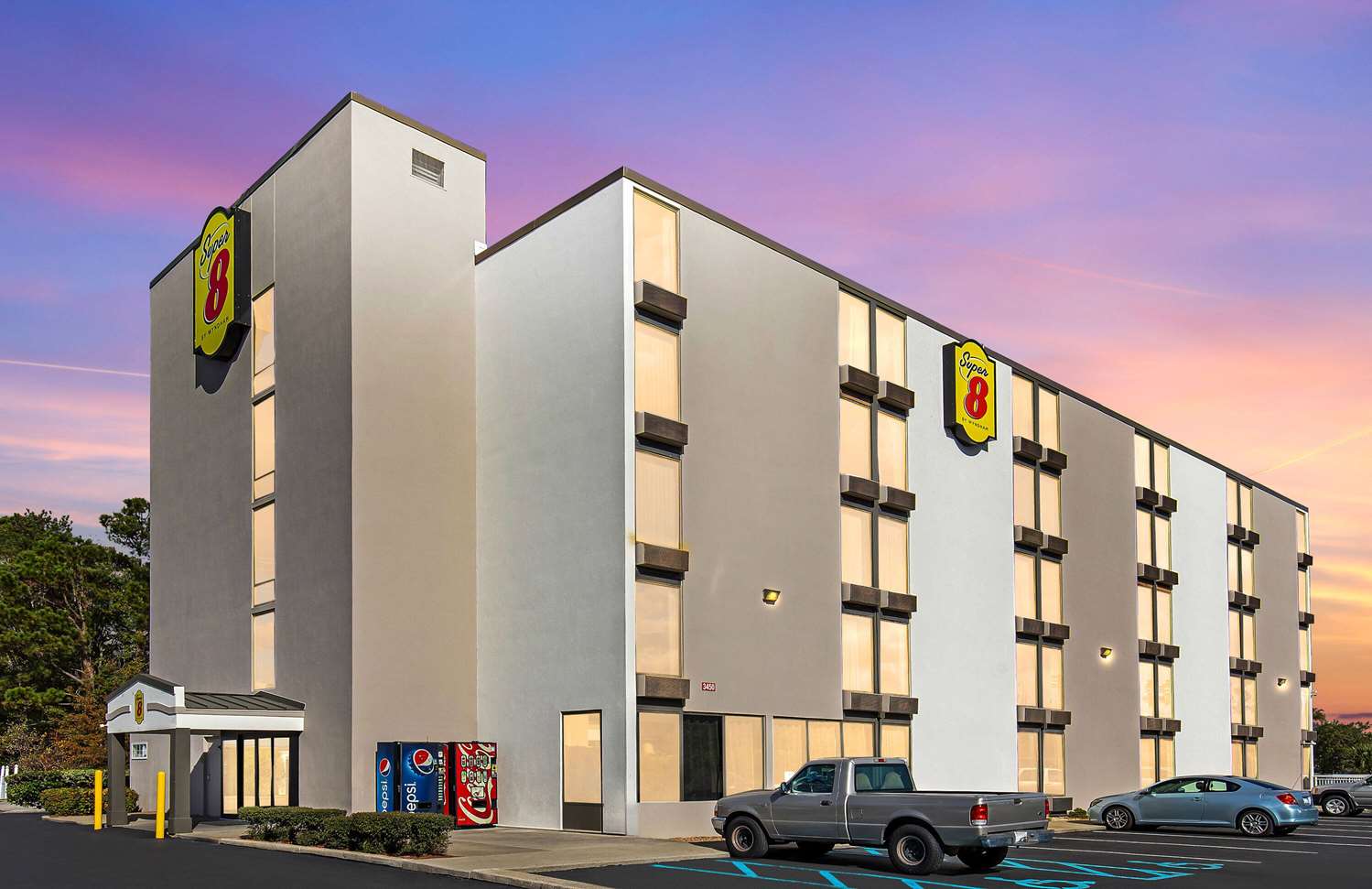 Фото Super 8 by Wyndham Myrtle Beach/Market Common Area