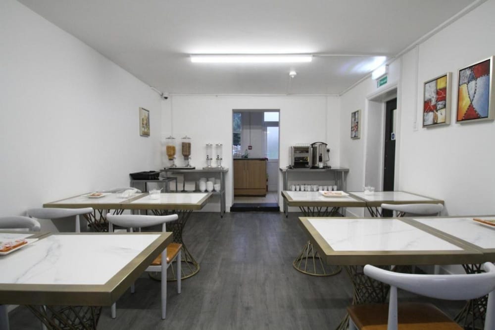 Фото Oyo Greenleafe Hotel