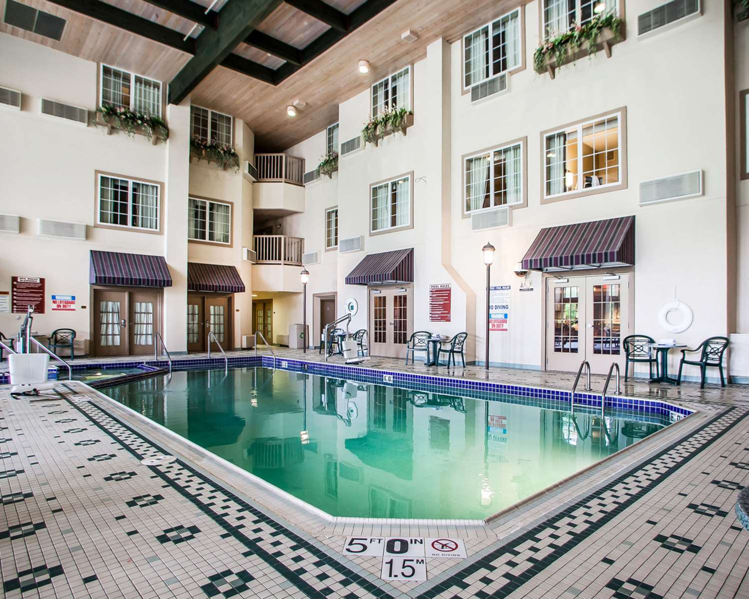 Фото Comfort Suites Milwaukee Airport