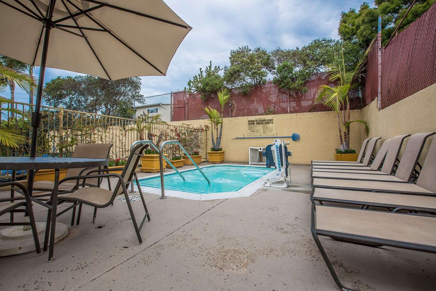 Фото Quality Inn & Suites Hermosa Beach