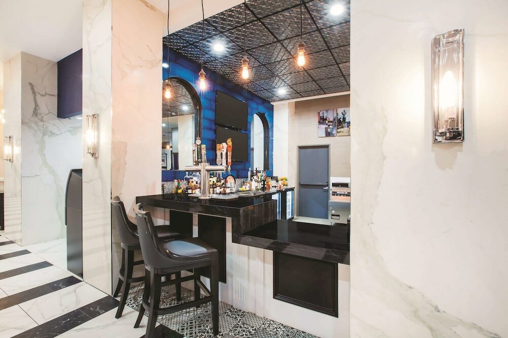 Фото Holiday Inn Express Dallas Downtown, an Ihg Hotel