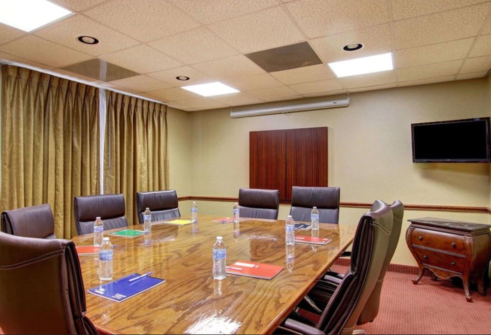 Фото FairBridge Inn & Suites Cleburne