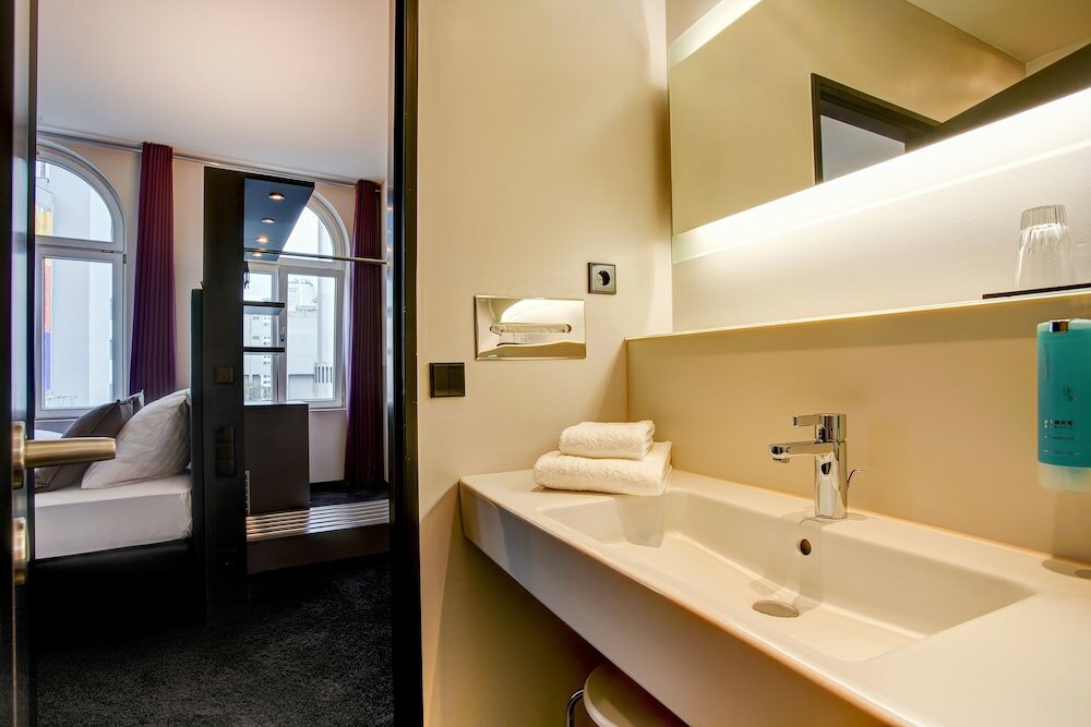 Фото Premier Inn Koeln City Centre