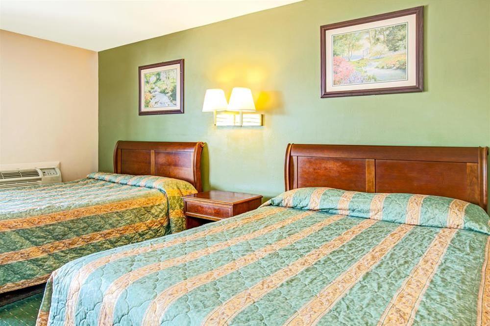 Фото Knights Inn South Hackensack