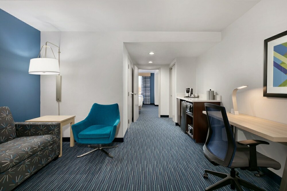 Фото Holiday Inn Express Hotel & Suites Norfolk Airport