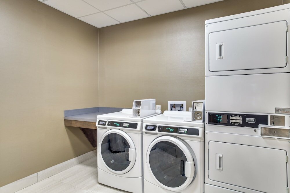 Фото Holiday Inn Express And Suites Denton South, an Ihg Hotel