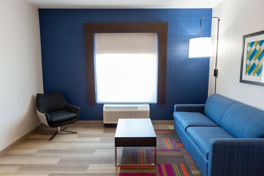 Фото Holiday Inn Express & Suites Kingfisher, an Ihg Hotel