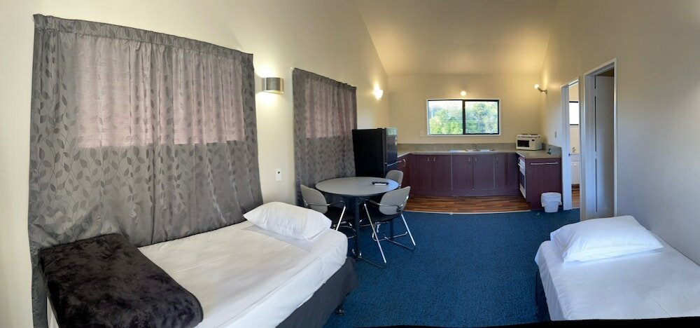 Фото Rayland Epsom Motel