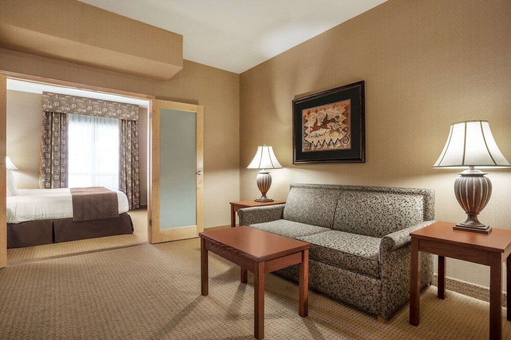 Фото Days Inn & Suites by Wyndham Strathmore