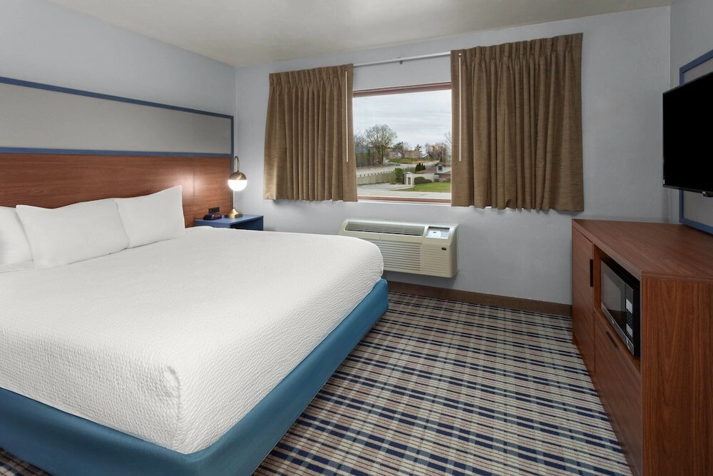 Фото AmericInn by Wyndham Green Bay West