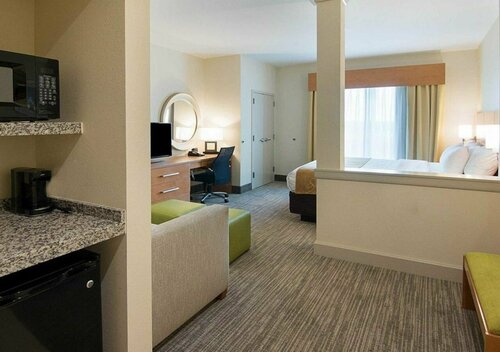 Гостиница Comfort Suites Bossier City - Shreveport East в Бошьер Сити