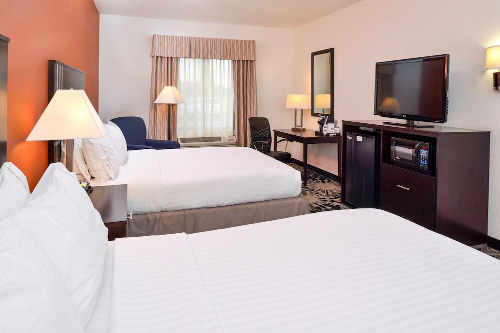 Фото Holiday Inn Express & Suites Greenfield, an Ihg Hotel