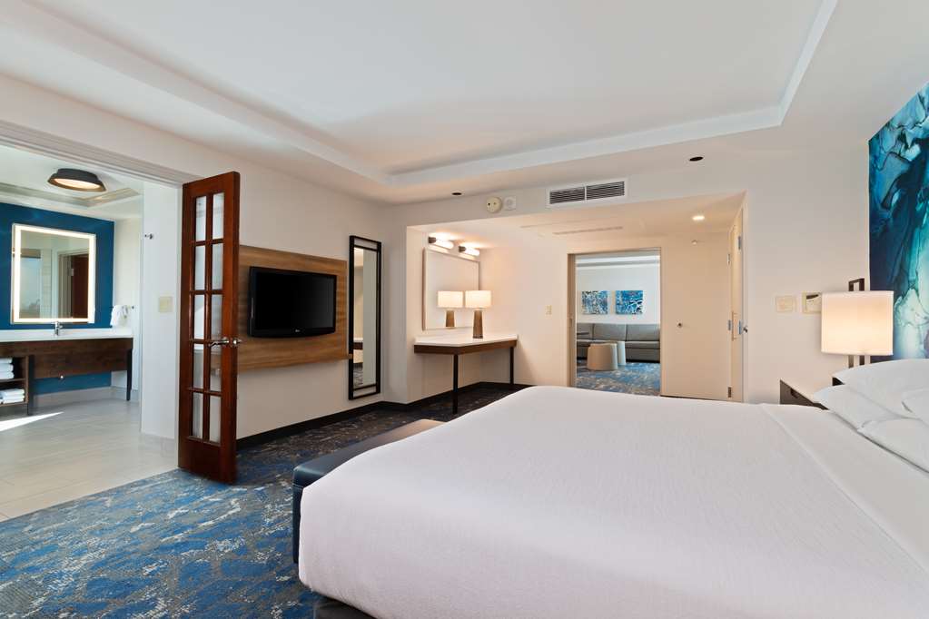 Фото Embassy Suites by Hilton Tampa Usf Near Busch Gardens