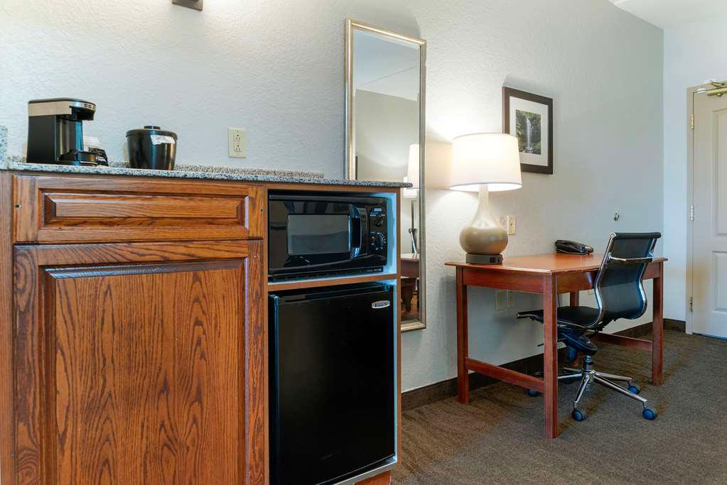 Фото Best Western Executive Inn & Suites