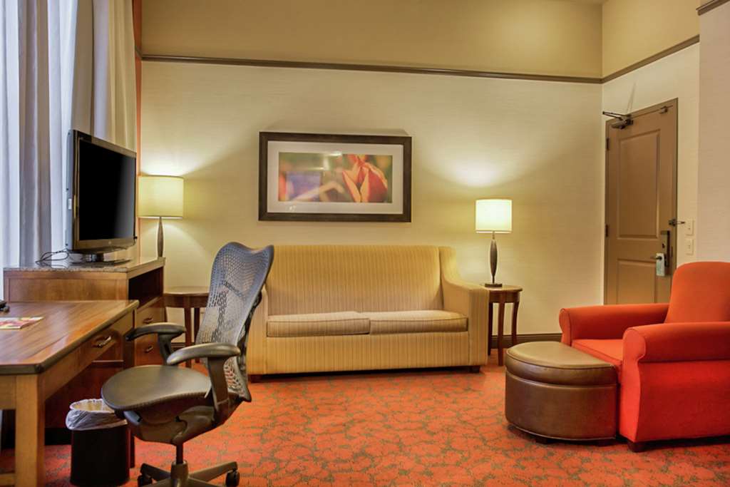 Фото Hilton Garden Inn Milwaukee Downtown