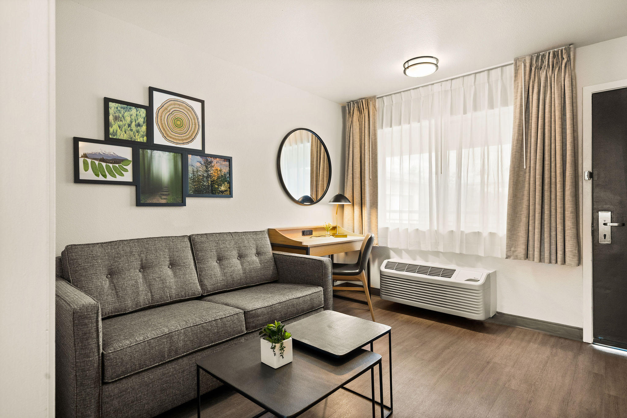 Фото Oxford Suites Redding