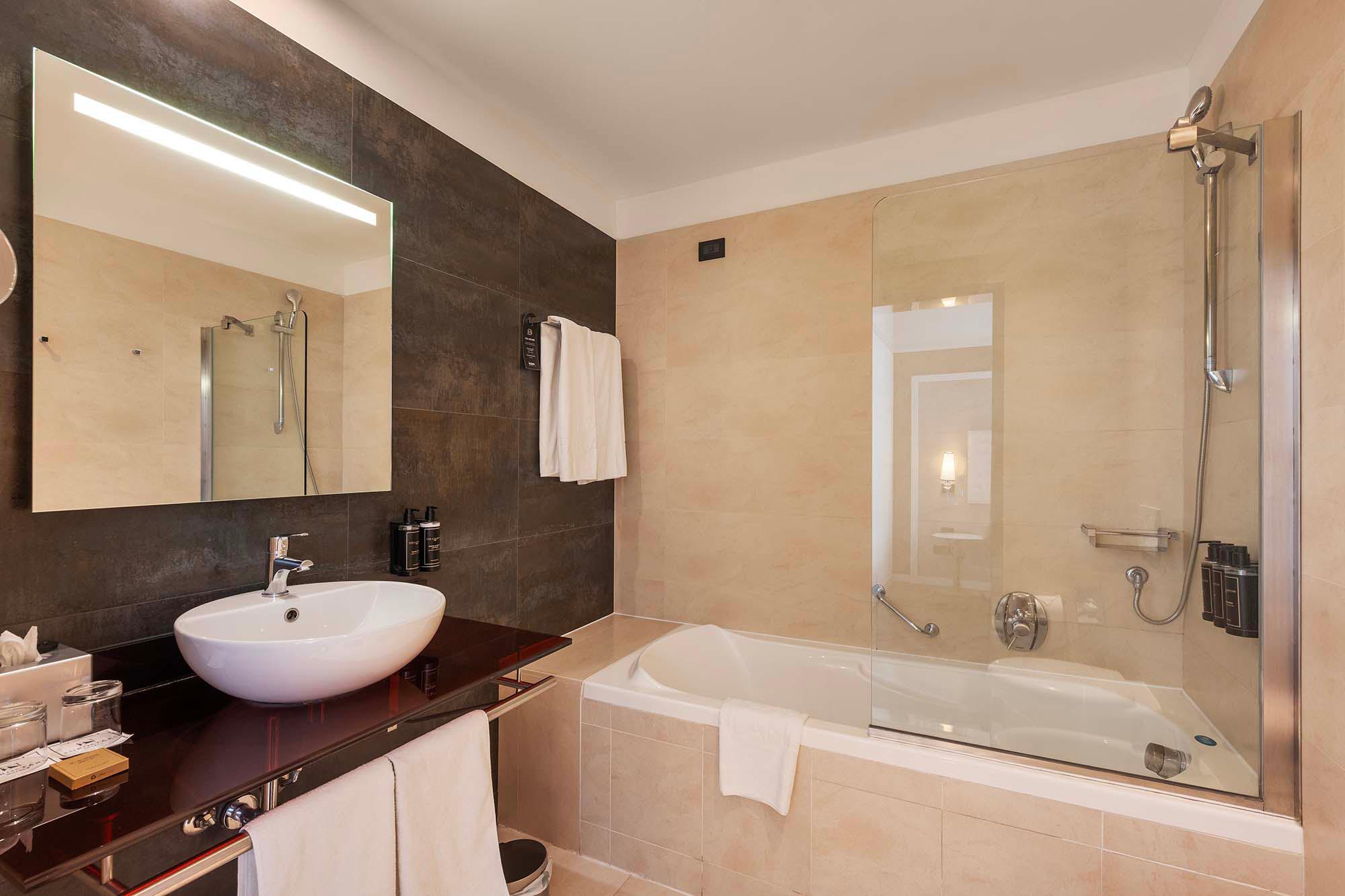 Фото Ikonik Parlament