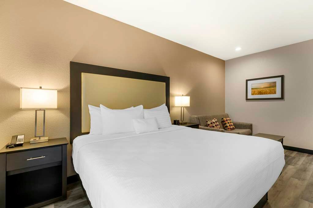 Фото Best Western Plus Des Moines West Inn & Suites