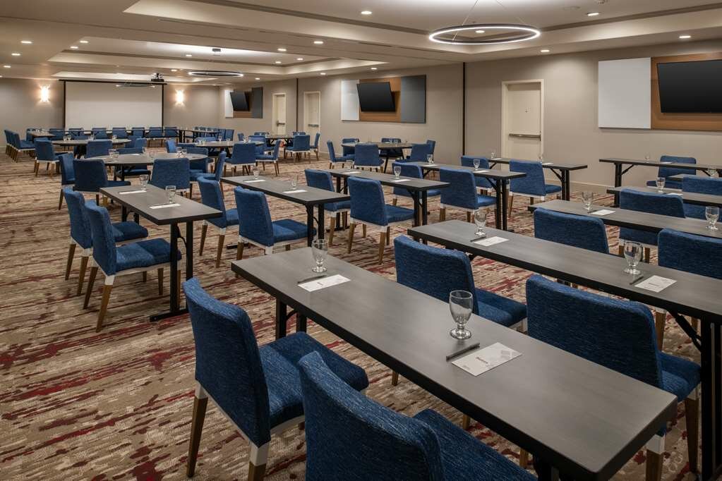 Фото Hilton Garden Inn Fontana