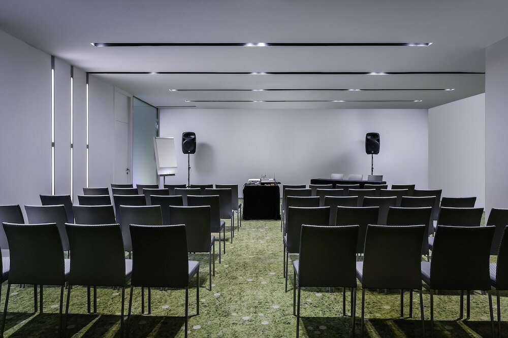 Фото Ikonik Angli