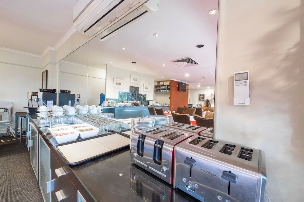 Фото Twin Towers Inn