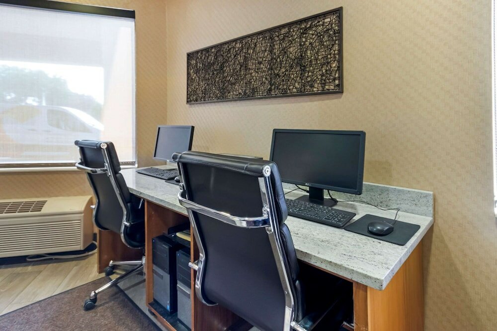 Фото Comfort Inn & Suites Market - Airport