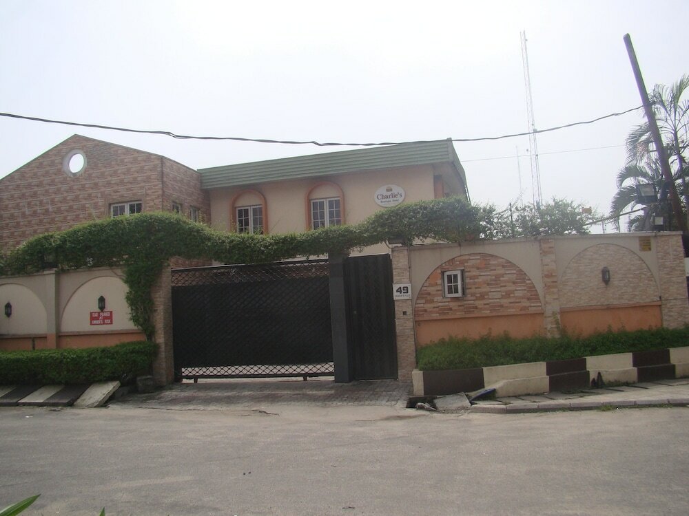 Фото Charlies Place And Suite