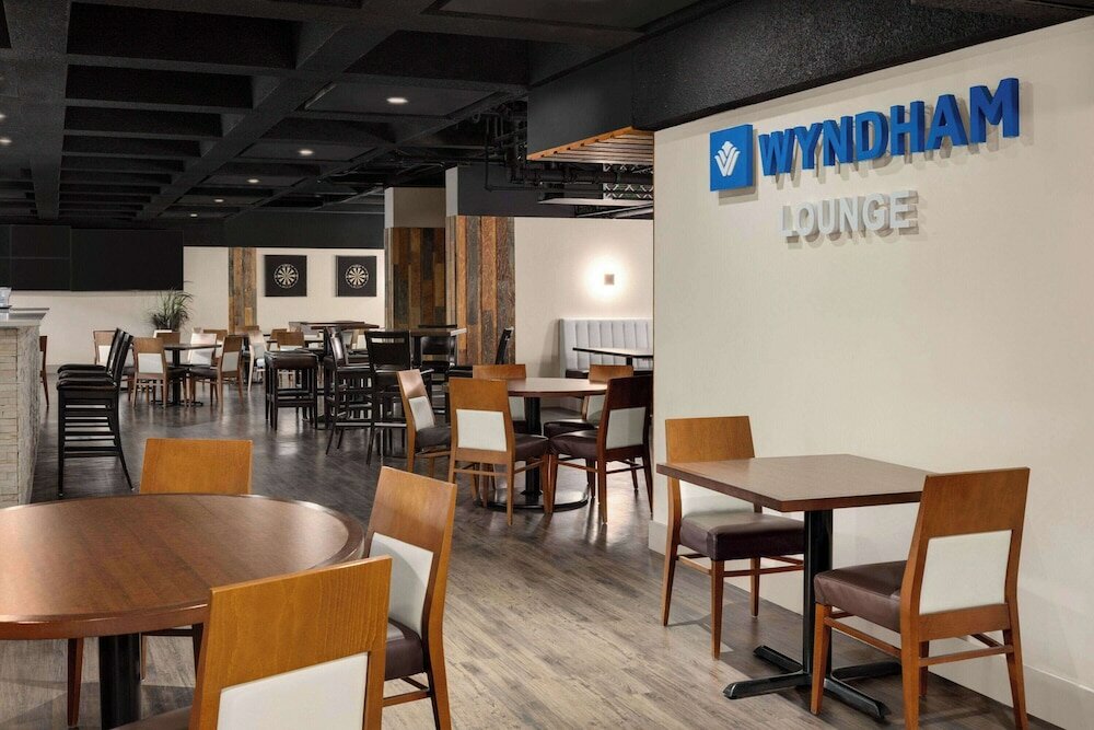 Фото Wyndham Edmonton Hotel and Conference Centre