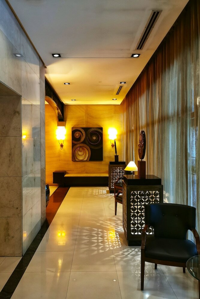 Фото Luxury Condo at Forbeswood Parklane