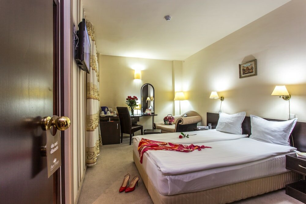 Фото Art Plaza Hotel