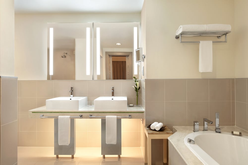 Фото Traders Hotel, Qaryat Al Beri, Abu Dhabi