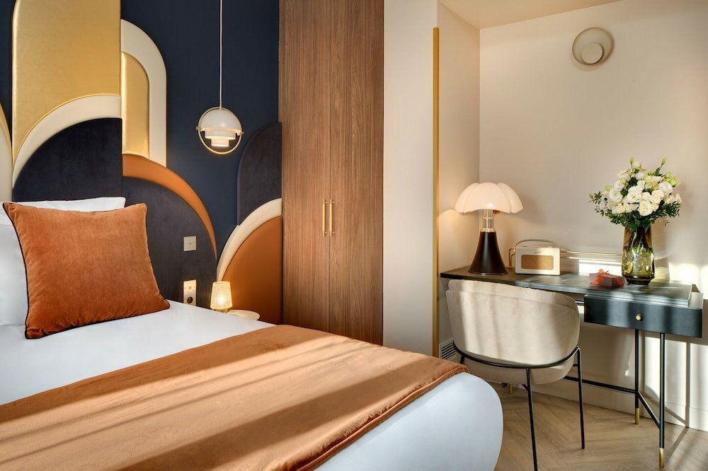 Фото Artemisia Montmartre