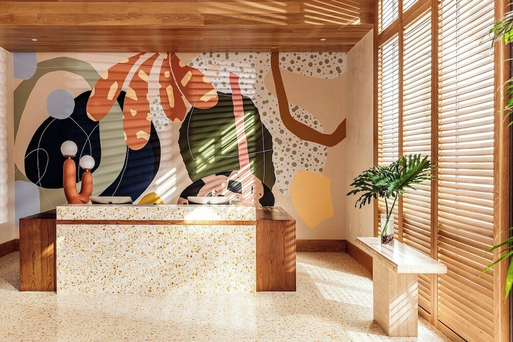 Фото June West La